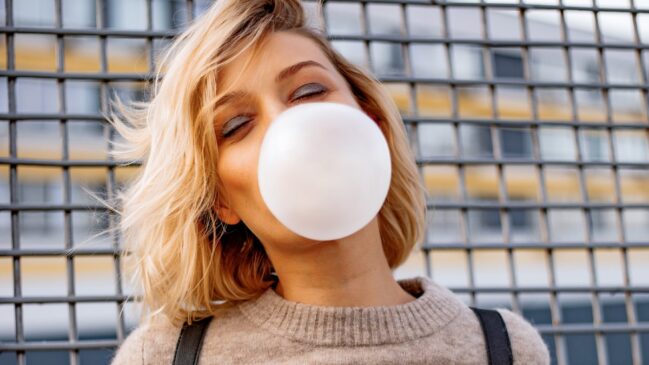 Entenda como o chiclete age no cérebro e conheça outras estratégias simples para combater a sonolência durante o dia (Foto: Magnific)
