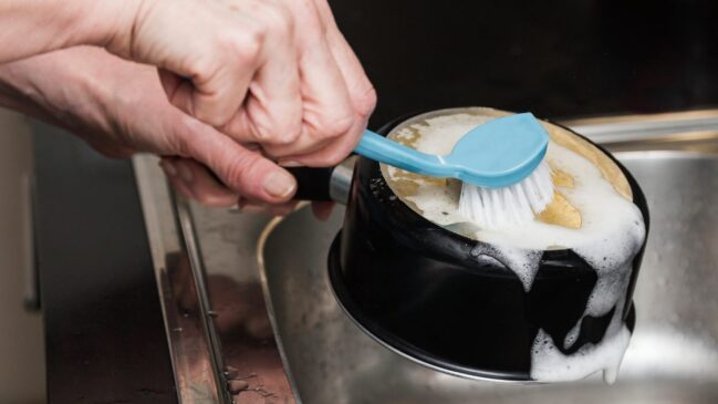 Vinagre aquecido ajuda a amolecer a crosta escura formada por restos de alimentos grudados no fundo da panela (Foto: Pexels)