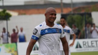 Ex-jogador Brasão em jogo pelo Tubarão