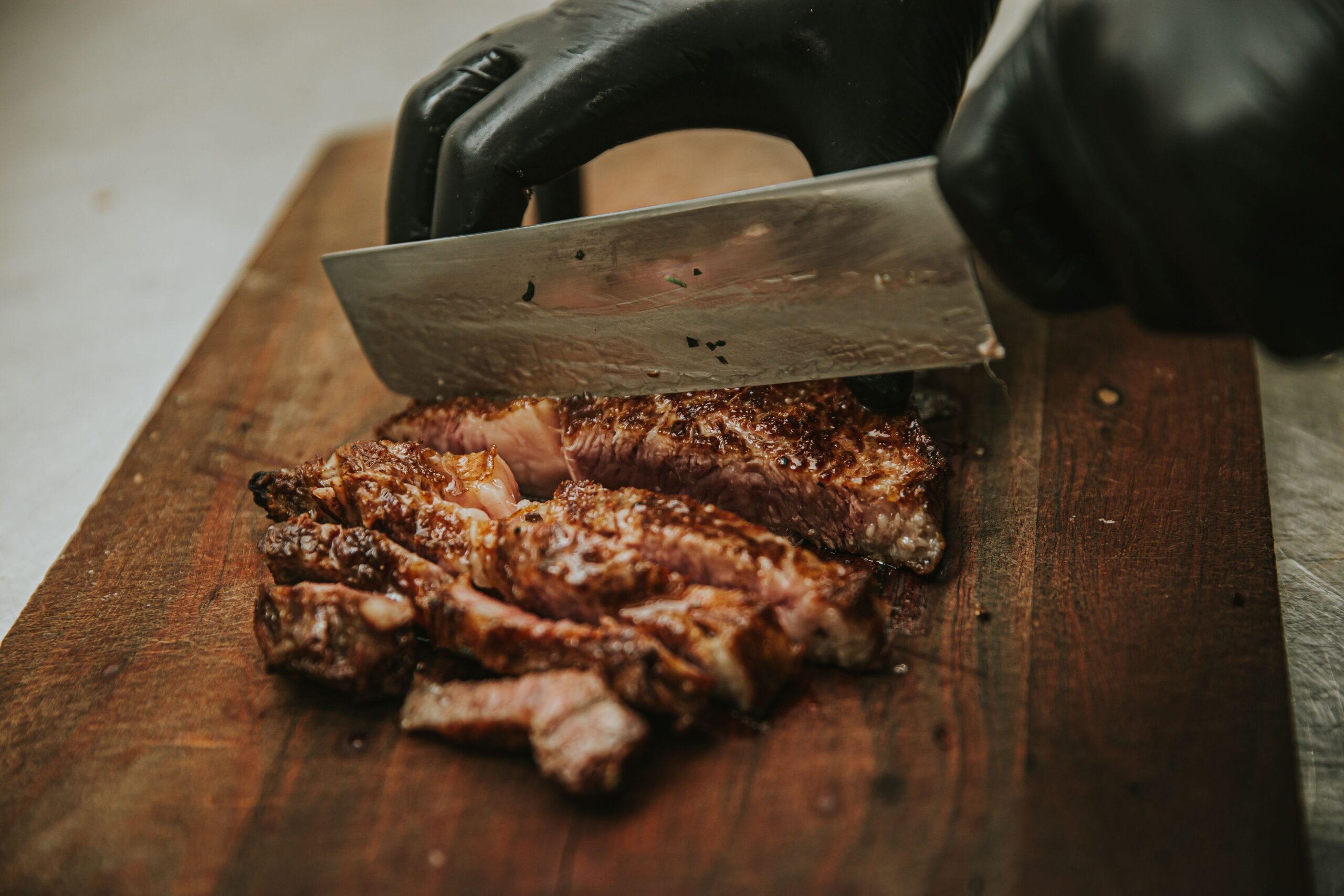 Além da qualidade da carne, a forma de temperar também pode deixar o churrasco ainda mais saboroso (Foto: Patricia Beliga/ Pexels)