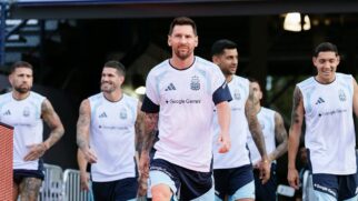 Lionel Messi em treino pré copa do mundo com colegas de time entrando no campo