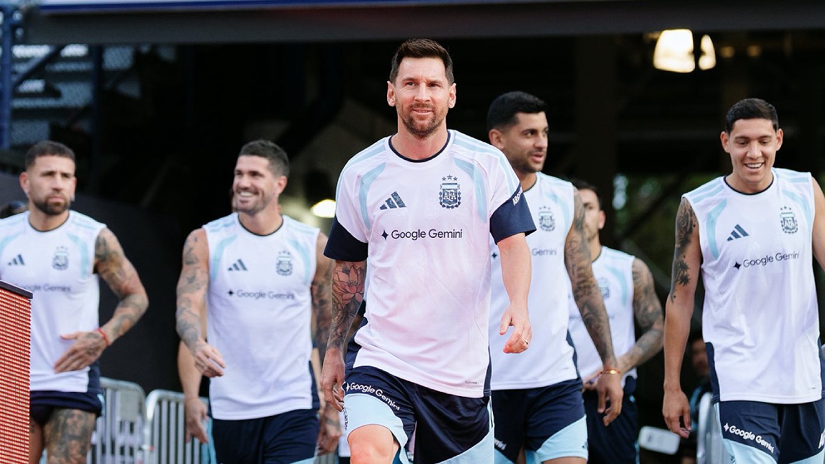 Lionel Messi em treino pré copa do mundo com colegas de time entrando no campo