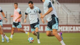Lionel Messi treina com a seleção argentina em preparação para a Copa