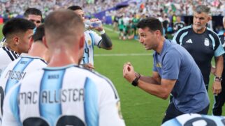 Lionel Scaloni falando com jogadores durante jogo da seleção argentina