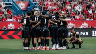 Seleção canadense em círculo no centro do campo em amistosos de preparação para Copa do Mundo