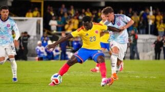 Jogador da Colômbia divde bola em amistoso contra adversário antes da Copa