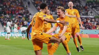 Jogadores da holanda, Cody Gakpo e Frenkie De Jong, comemoram gol em estádio