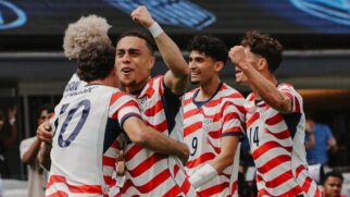 Time dos Estados Unidos comemoram juntos em campo durante amistoso