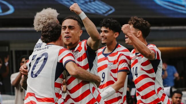 Time dos Estados Unidos comemoram juntos em campo durante amistoso