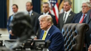 Donald Trump sentado em cadeira na Casa Branca nos Estados Unidos