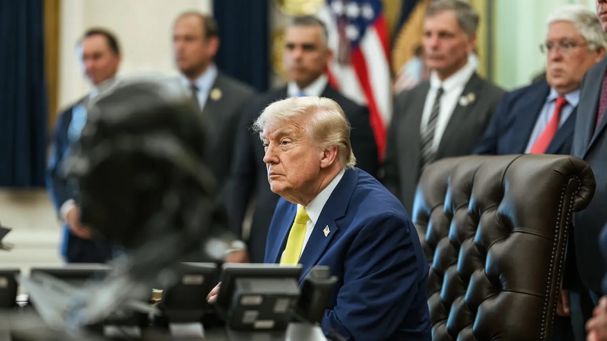 O presidente dos Estados Unidos, Donald Trump, criticou o árbitro brasileiro Raphael Claus nesta segunda-feira (6/7), durante uma entrevista coletiva realizada no Salão Oval da Casa Branca