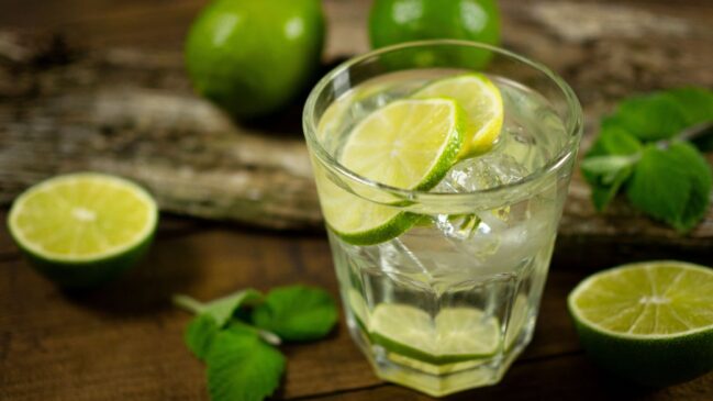 Com frutas, gelo e bebidas sem açúcar, preparo virou alternativa popular para quem quer torcer sem consumir álcool (Foto: Pexels)