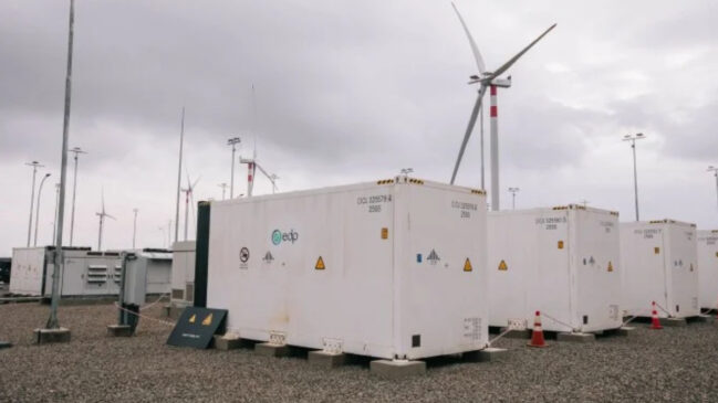 Baterias de armazenamento permitem guardar energia produzida por fontes renováveis para uso nos momentos de maior demanda (Divulgação/ EDP)