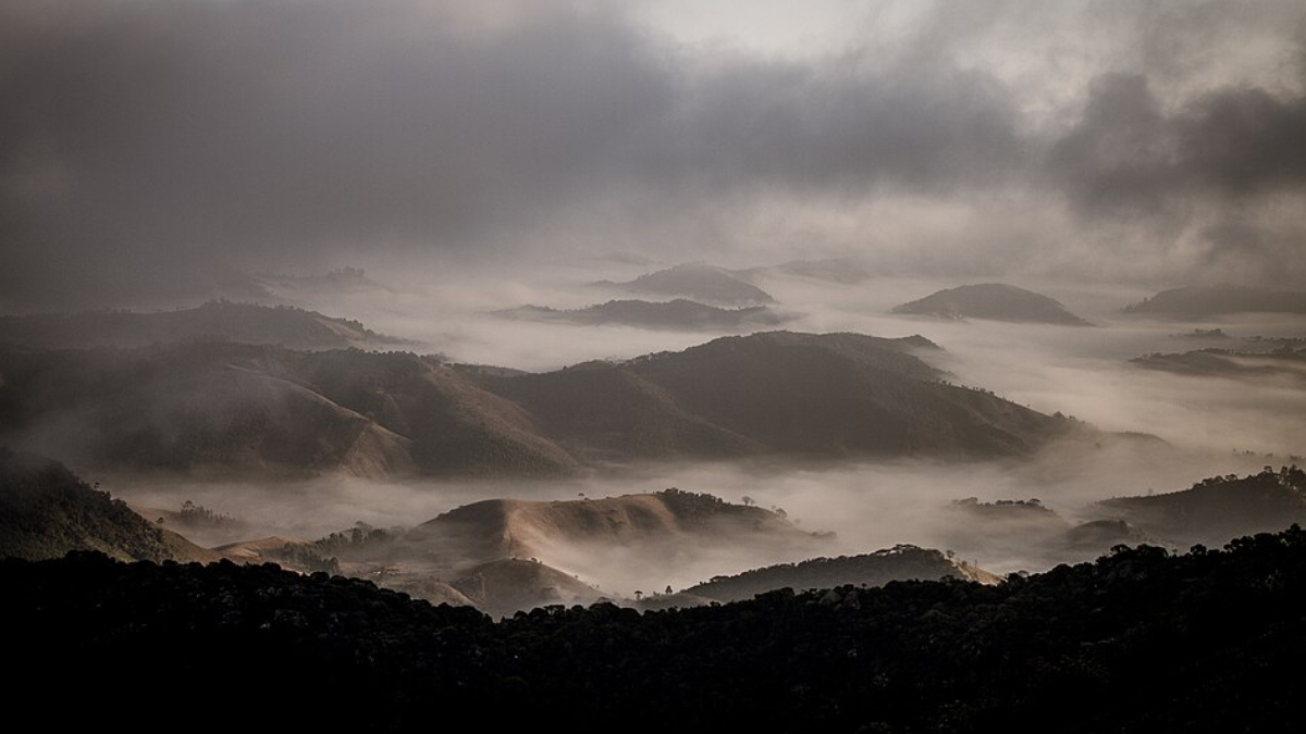 Do alto da montanha, visitantes contemplam um panorama que se estende por quilômetros na Serra da Mantiqueira (Foto: Ederson Ladeira da Silva/ Wikimedia Commons)