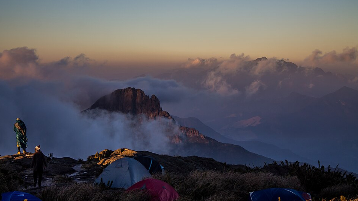 O famoso mar de nuvens é um dos espetáculos naturais que encantam quem chega ao topo do Pico dos Marins (Foto: Ederson Ladeira da Silva/ Wikimedia Commons)
