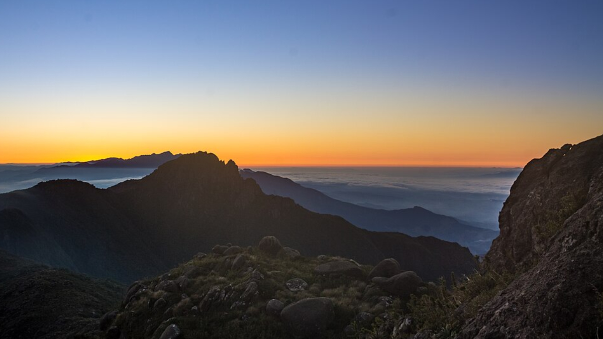 A combinação de altitude, natureza preservada e vistas espetaculares faz do Pico dos Marins um destino único (Foto: Ederson Ladeira da Silva/ Wikimedia Commons)