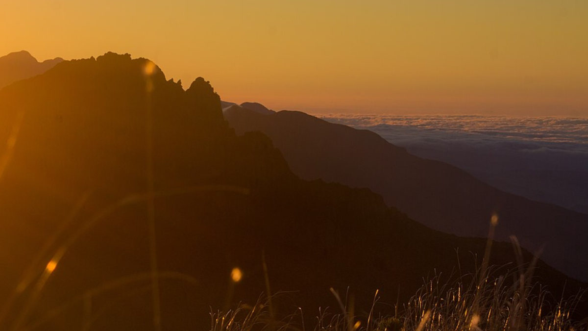 Considerado um dos pontos mais impressionantes de São Paulo, o Pico dos Marins reúne aventura e belas paisagens (Foto: Ederson Ladeira da Silva/ Wikimedia Commons)