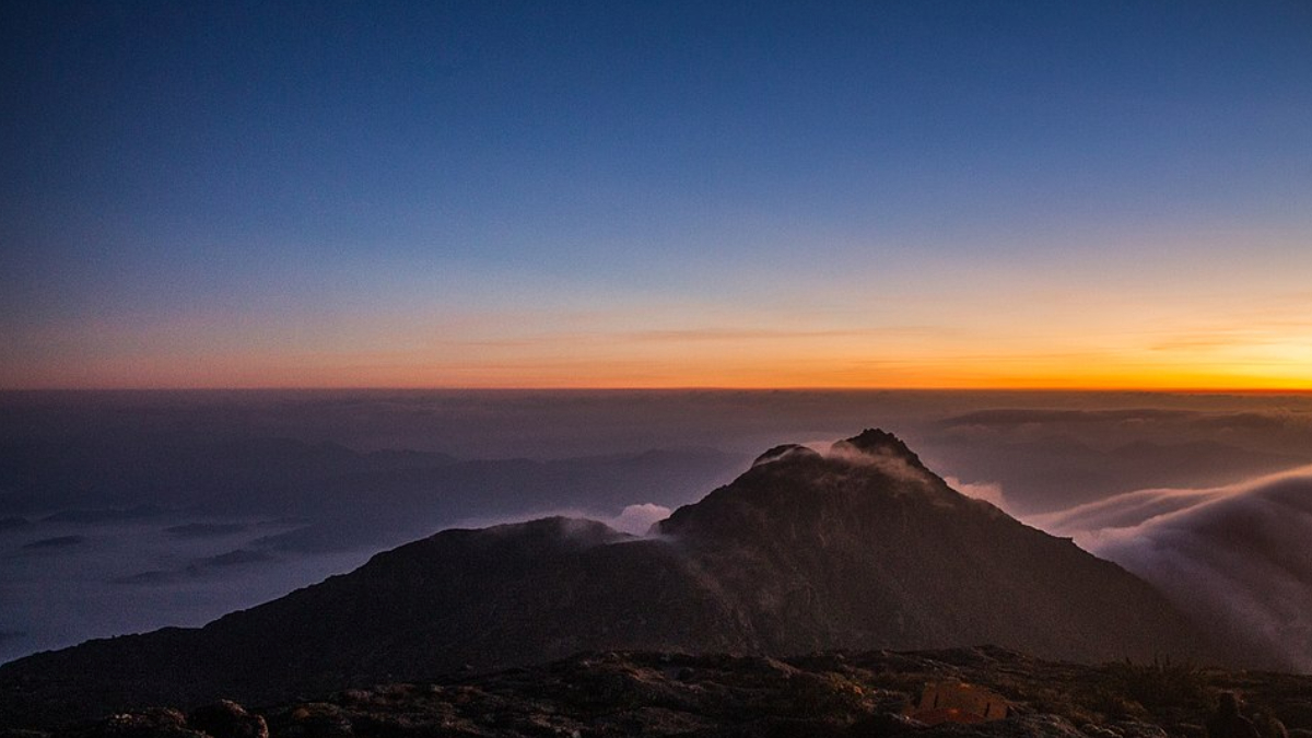 O nascer do sol no Pico dos Marins transforma a paisagem e recompensa os visitantes com um visual inesquecível (Foto: Ederson Ladeira da Silva/ Wikimedia Commons)