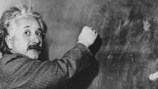 Uma das frases mais conhecidas de Albert Einstein continua inspirando milhões de pessoas a enfrentar desafios com perseverança (Foto: Wikimedia Commons)