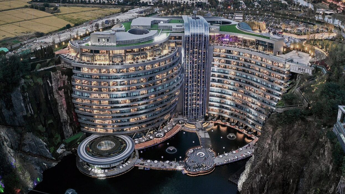 O InterContinental Shanghai Wonderland foi construído dentro de uma pedreira abandonada e impressiona pelos andares submersos (Divulgação: InterContinental Shanghai Wonderland)