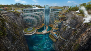 O projeto transformou uma cratera de 88 metros em um hotel de luxo que desafia os limites da engenharia moderna (Divulgação: InterContinental Shanghai Wonderland)