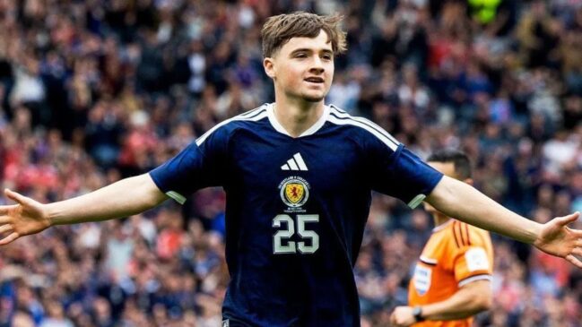 Findlay Curtis comemora seu gol na goleada da Escócia sobre Curaçao. (Foto: Divulgação/Scotland National Team)