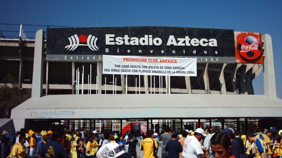 A fachada do Azteca guarda décadas de memória esportiva, de decisões mundiais a jogos históricos do futebol mexicano. (Foto: Frank Ballesteros/Wikimedia Commons)