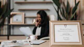 Medida aprovada pela Câmara cria uma transição entre universidade e mercado de trabalho ao permitir a continuidade do estágio após a formatura (Foto: Pavel Danilyuk, Pexels)