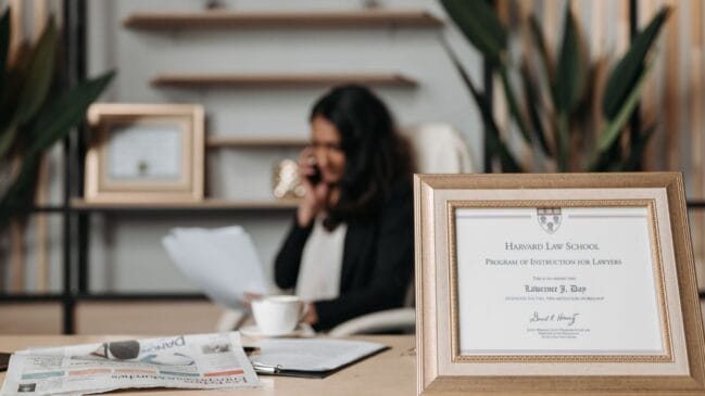 Medida aprovada pela Câmara cria uma transição entre universidade e mercado de trabalho ao permitir a continuidade do estágio após a formatura (Foto: Pavel Danilyuk, Pexels)