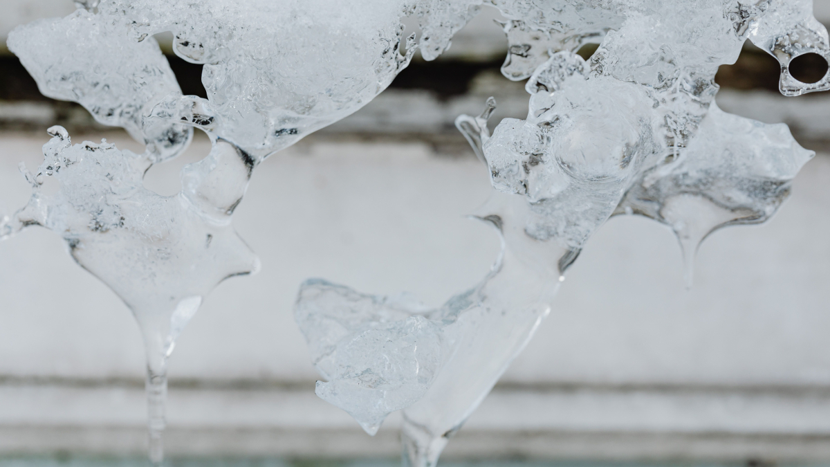 Camadas espessas de gelo prejudicam a eficiência do freezer e tornam a limpeza mais trabalhosa (Foto: Kaboompics/ Pexels)