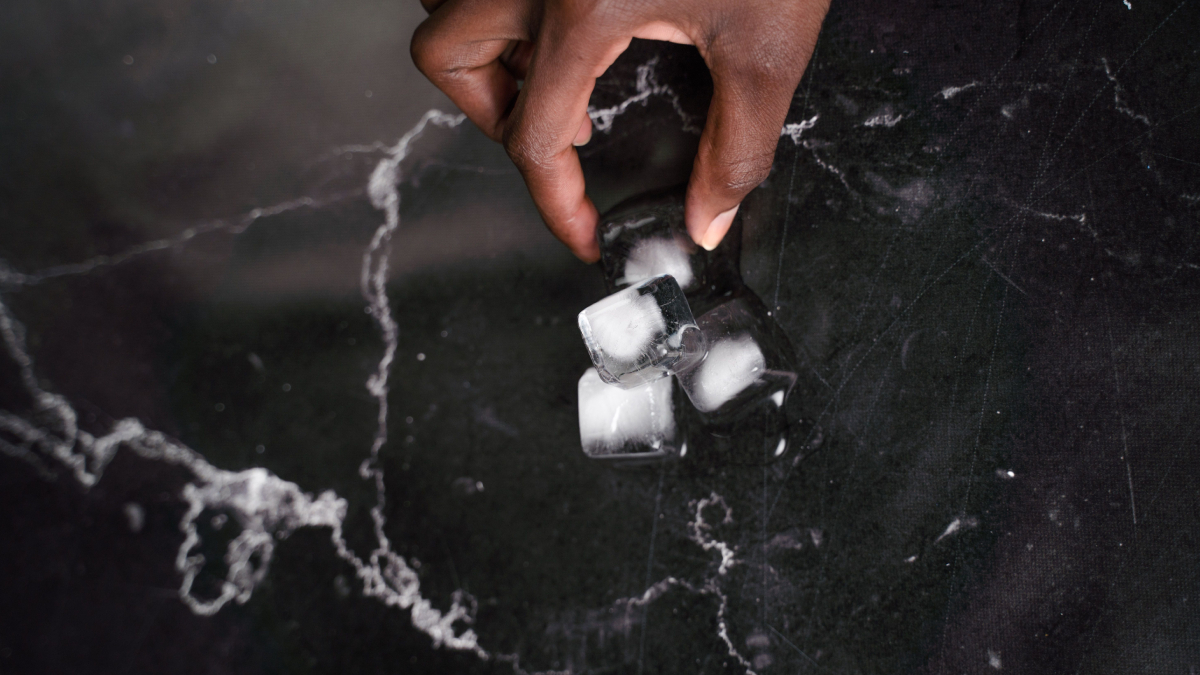 Veja como um utensílio presente em praticamente toda cozinha pode ajudar no degelo do freezer (Foto: ron lach/ Pexels)