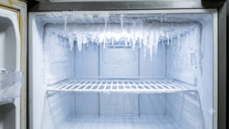 O excesso de gelo reduz o espaço interno e pode aumentar o consumo de energia do freezer (Foto: Imagem gerada por IA/ Gemini)