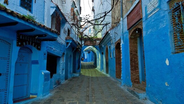 Localizada no noroeste do país, aos pés das montanhas do Rif, a "Cidade Azul" atrai viajantes do mundo todo devido às fachadas, portas e ruelas de sua Medina inteiramente pintadas em variados tons de azul