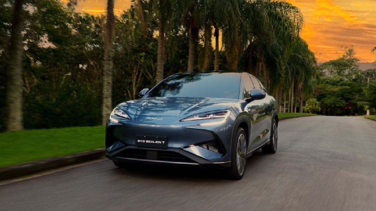 Identidade
visual do Sealion 7 é reforçada por faróis e lanternas com assinatura full LED e rodas esportivas de 20 polegadas com
pneus Michelin 245/45 R20/Divulgação