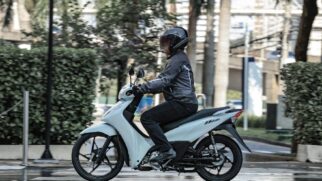 A Honda Biz estreou em 1998 evocando uma receita de sucesso reinterpretada de maneira inteligente. Herdeira direta da pioneira Honda CUB, lançada em 1958/Divulgação