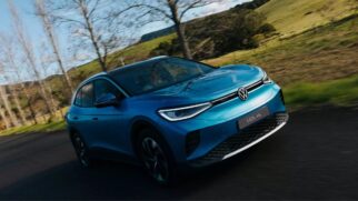 Primeiro modelo puramente elétrico da marca alemã desembarca no país em versão atualizada, superando em potência, torque e velocidade de recarga o lote oferecido por assinatura/Divulgação