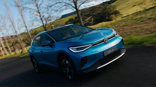 Primeiro modelo puramente elétrico da marca alemã desembarca no país em versão atualizada, superando em potência, torque e velocidade de recarga o lote oferecido por assinatura/Divulgação