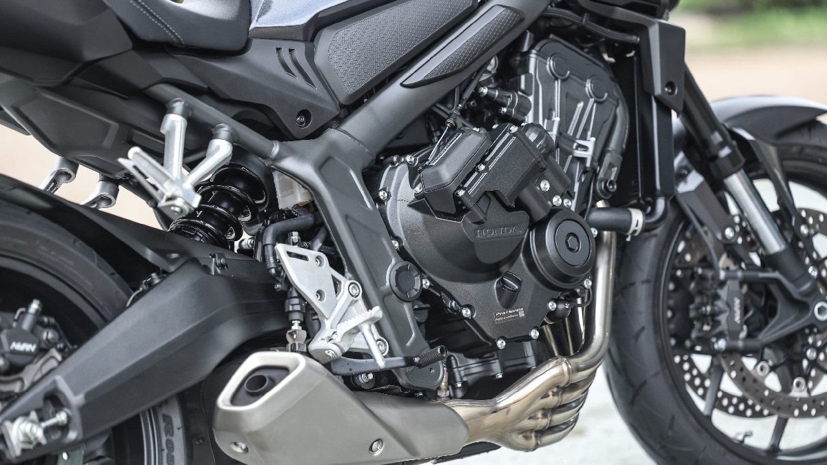 A CB650R E-Clutch tem quadro (chassi) de aço na clássica arquitetura tipo Diamond, suspensão dianteira Showa
SFF-BP USD de 41 milímetros/Divulgação