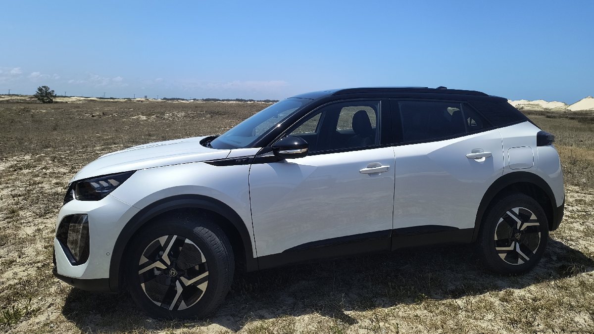 O novo sistema híbrido chega tendo o turbo T200 1.0 flex como base, aliado a um motor elétrico e bateria de íons de
lítio de 12V/Divulgação