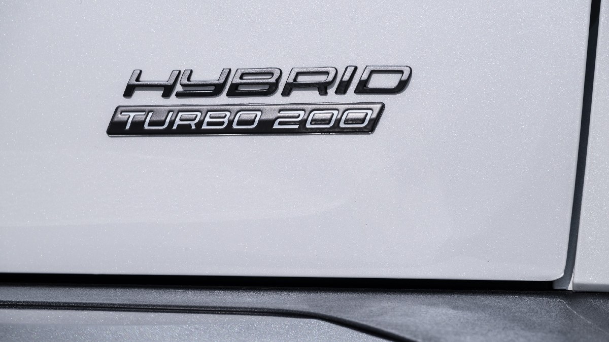 O novo sistema híbrido chega tendo o turbo T200 1.0 flex como base, aliado a um motor elétrico e bateria de íons de
lítio de 12V/Divulgação