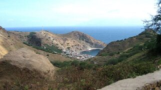 Vista de Cabo Verde de cima, com paisagem montahosa e com mar