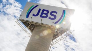A JBS aparece em destaque em imagem institucional da companhia, uma das maiores empresas do setor de alimentos do mundo. A empresa anunciou novas vagas de emprego em unidades do interior de São Paulo