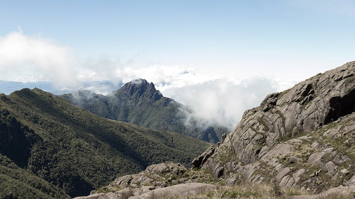 Entre pedras, nuvens e montanhas, o Pico dos Marins é um dos destinos mais procurados por aventureiros em São Paulo (Foto: Jeremias Pereira/ Wikimedia Commons)