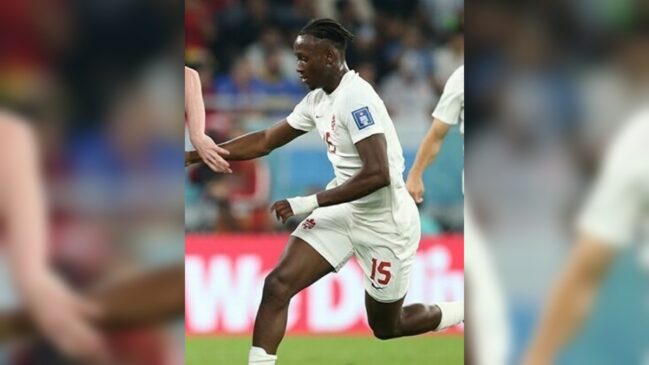 O jogador canadense, Koné, sofreu uma lesão grave na perna esquerda e está fora da Copa do Mundo. (Foto: Wikimedia Commons)
