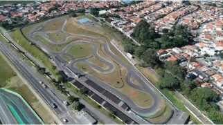 Vista aérea do Kartódromo Ayrton Senna, em Interlagos, com a pista de kart cercada por áreas residenciais na zona sul de São Paulo
