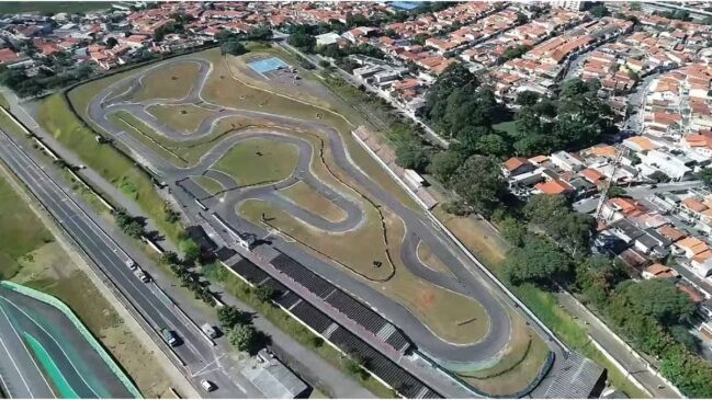 Vista aérea do Kartódromo Ayrton Senna, em Interlagos, com a pista de kart cercada por áreas residenciais na zona sul de São Paulo
