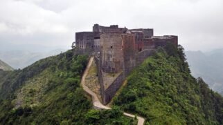 Citadelle Laferrière foi construída a cerca de 970 metros acima do nível do mar e ocupa 10 mil metros quadrados (Foto: SPC Gibran Torres, United States Army/Wikimedia Commons)