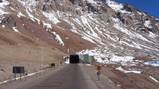 Atravessar a Cordilheira dos Andes durante o inverno ainda é um desafio, mas o Túnel de Água Negra promete mudar essa realidade (Foto: Leandro Kibisz/ Wikimedia Commons)