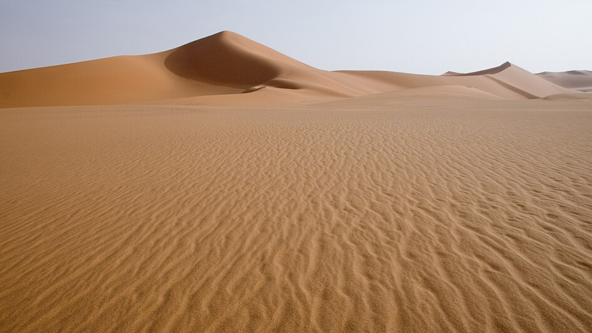 Cientistas estudam como a poeira dos desertos ajuda a regular o clima e influencia o aquecimento global (Foto: Luca Galuzzi/ Wikimedia Commons)