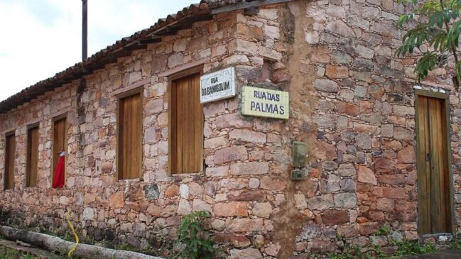 Ruas de pedra, ruínas do período do garimpo e paisagens cercadas por montanhas ajudam a explicar o apelido de 'Machu Picchu Baiana'